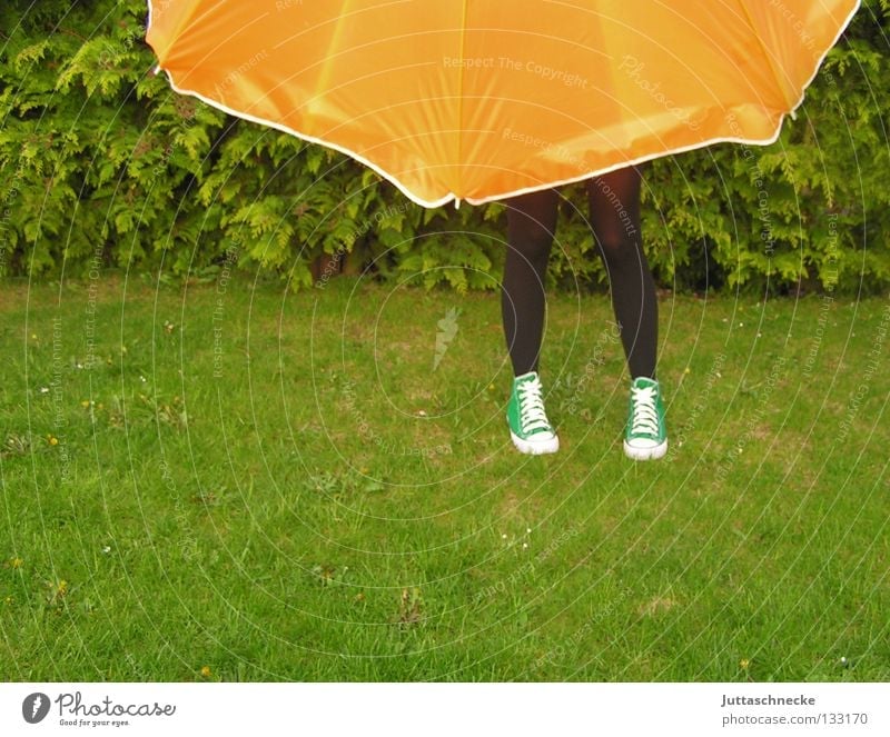 Die Frau ohne Oberkörper Sonnenschirm Regenschirm grün Wiese Gras Agent Sommer Garten Park Beine Strumpfhosem Strumpfhosen Turnschuh orange Rasen Schutz