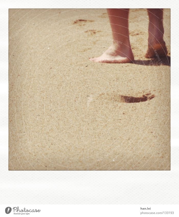 Long walk Strand Meer Beine Fuß Sand Wege & Pfade Fußspur alt gehen laufen Vergänglichkeit Zehen Spuren schreiten marschieren Spaziergang Polaroid Sandstrand