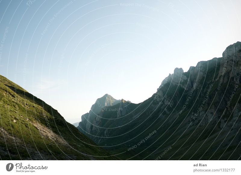 Postkartenwelt [3] wandern Umwelt Natur Landschaft Erde Wolkenloser Himmel Sommer Schönes Wetter Wärme Grünpflanze Feld Hügel Felsen Alpen Berge u. Gebirge