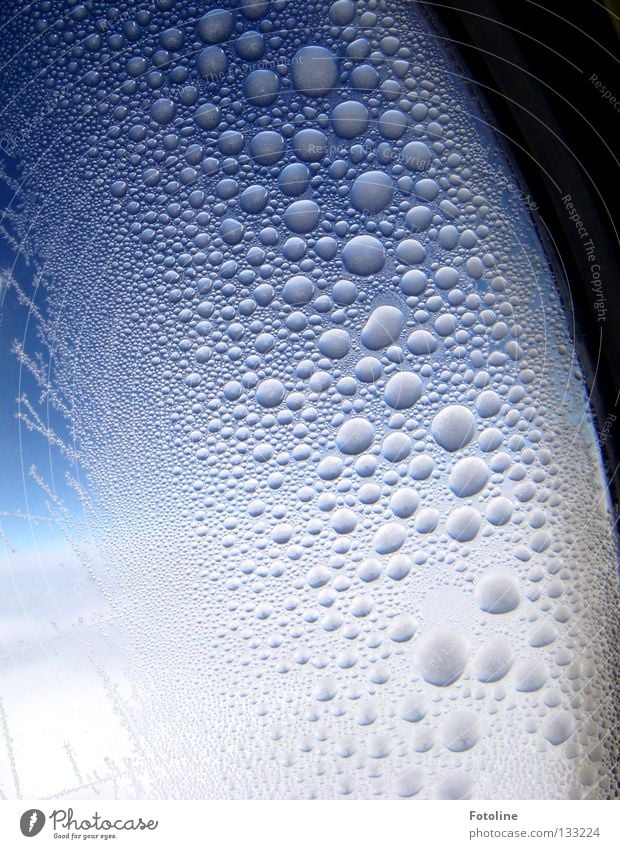 Am Fenster eines Flugzeugs gefroren die Wassertropfen zu Eis Wolken Luftverkehr Himmel Frost blau weiß Ferien & Urlaub & Reisen Aussicht fliegen Luftaufnahme