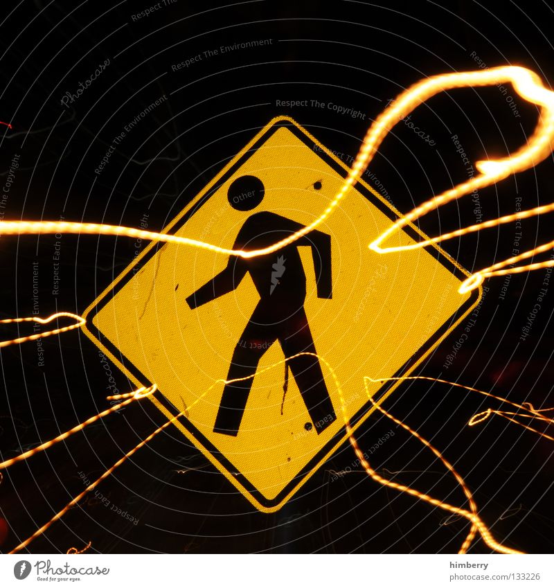 johnny walker Lampe Stadtleben Blitze Zoomeffekt Belichtung Langzeitbelichtung Nacht Straßennamenschild gehen Streifen Verkehr Straßenverkehr
