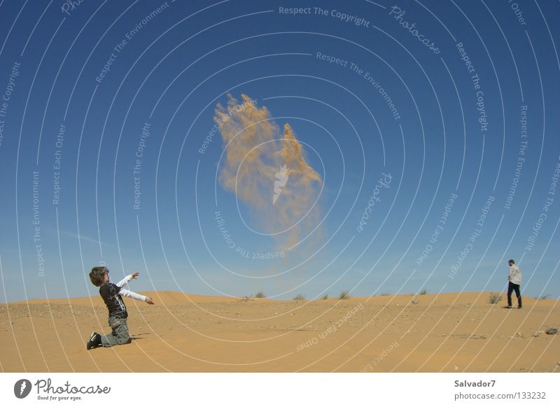 Wirbelwind in der Wüste Sturm Kind Abenteuer Afrika Freude Sahara Sandwehe ferne Welten