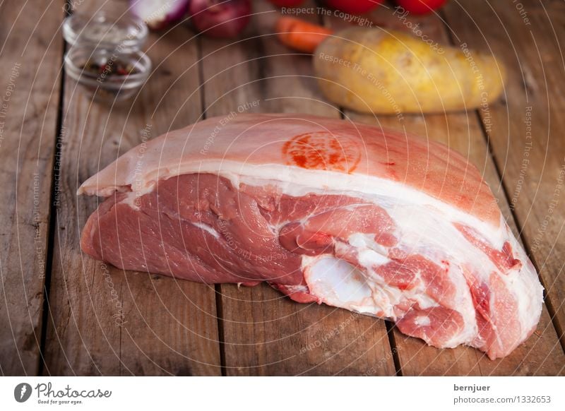 Schweinebraten Lebensmittel Fleisch Gemüse Bioprodukte Billig gut Ehrlichkeit Schweineschulter Schulterbraten Pfefferkörner Kartoffeln niemand rustikal Holz