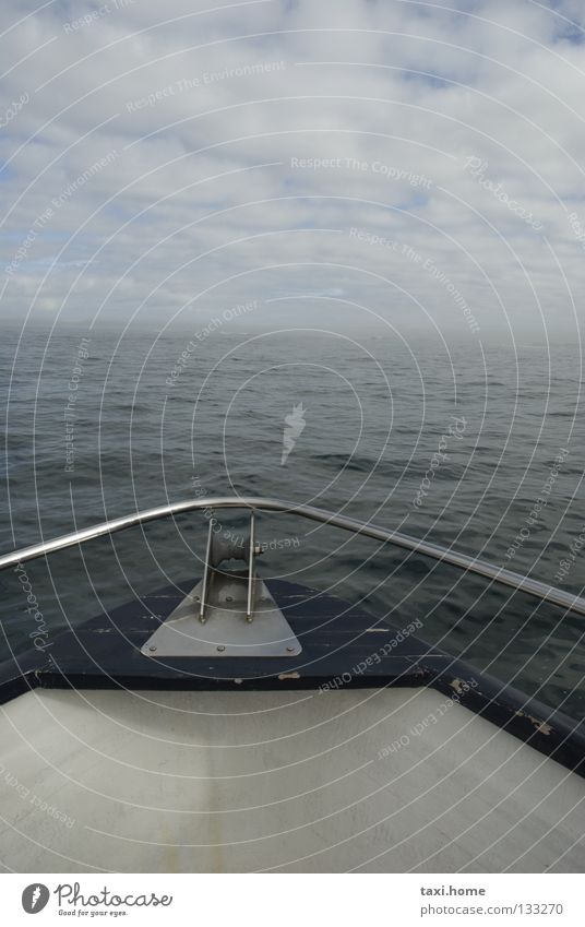 Schiff Wasserfahrzeug Meer Atlantik Wolken Horizont weiß Dreieck Wellen Brise Schiffsbug geradeaus Fernweh Kreuzfahrt Einsamkeit verloren Afrika Kapstadt