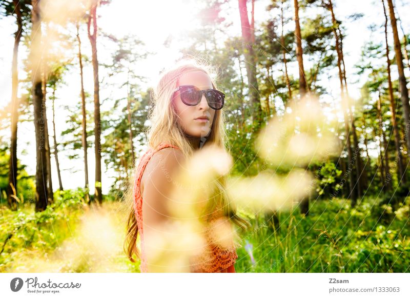 Sommer-Mädchen feminin Junge Frau Jugendliche 1 Mensch 18-30 Jahre Erwachsene Natur Sonne Schönes Wetter Wald Mode Kleid Sonnenbrille Haarkette Denken Blick