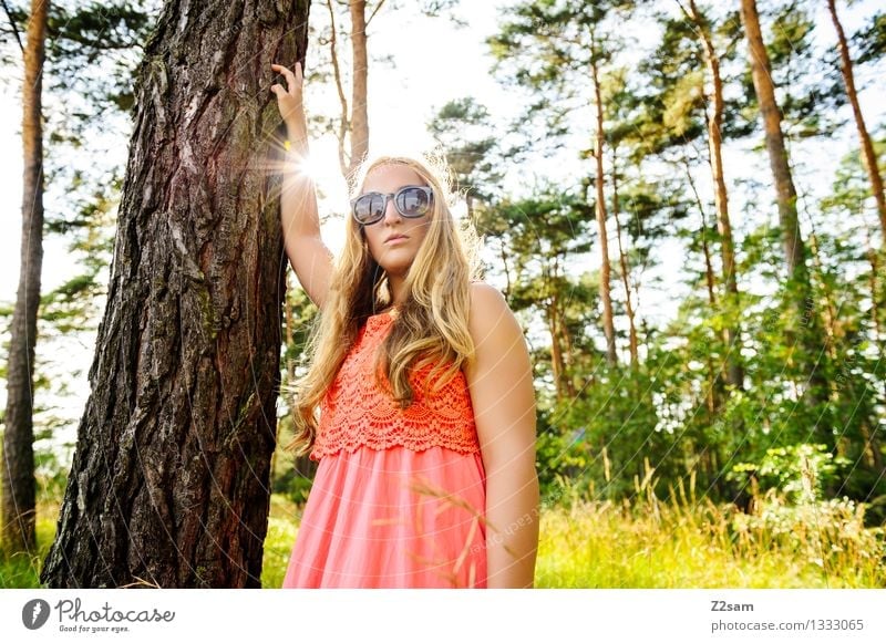 Mein Freund der Baum elegant feminin Junge Frau Jugendliche 1 Mensch 18-30 Jahre Erwachsene Natur Sonne Sommer Schönes Wetter Wald Mode Kleid Sonnenbrille blond
