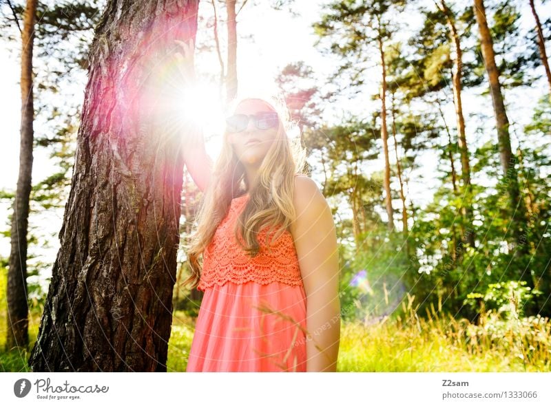 Steht ein Mädchen im Walde Lifestyle elegant Stil feminin Junge Frau Jugendliche 18-30 Jahre Erwachsene Natur Landschaft Schönes Wetter Mode Kleid Sonnenbrille