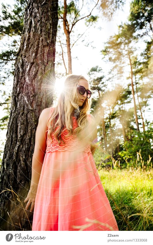 Sommertraum Lifestyle elegant Stil schön feminin Junge Frau Jugendliche 18-30 Jahre Erwachsene Natur Landschaft Schönes Wetter Baum Gras Wiese Kleid