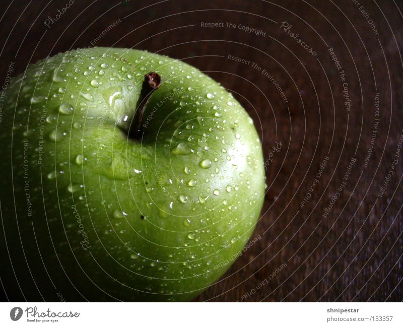 Der Apfel braun grün Holz Licht Gesunde Ernährung Gesundheit Freizeit & Hobby Wasser Frucht Makroaufnahme Nahaufnahme Wassertropfen Anschnitt Stengel Wut