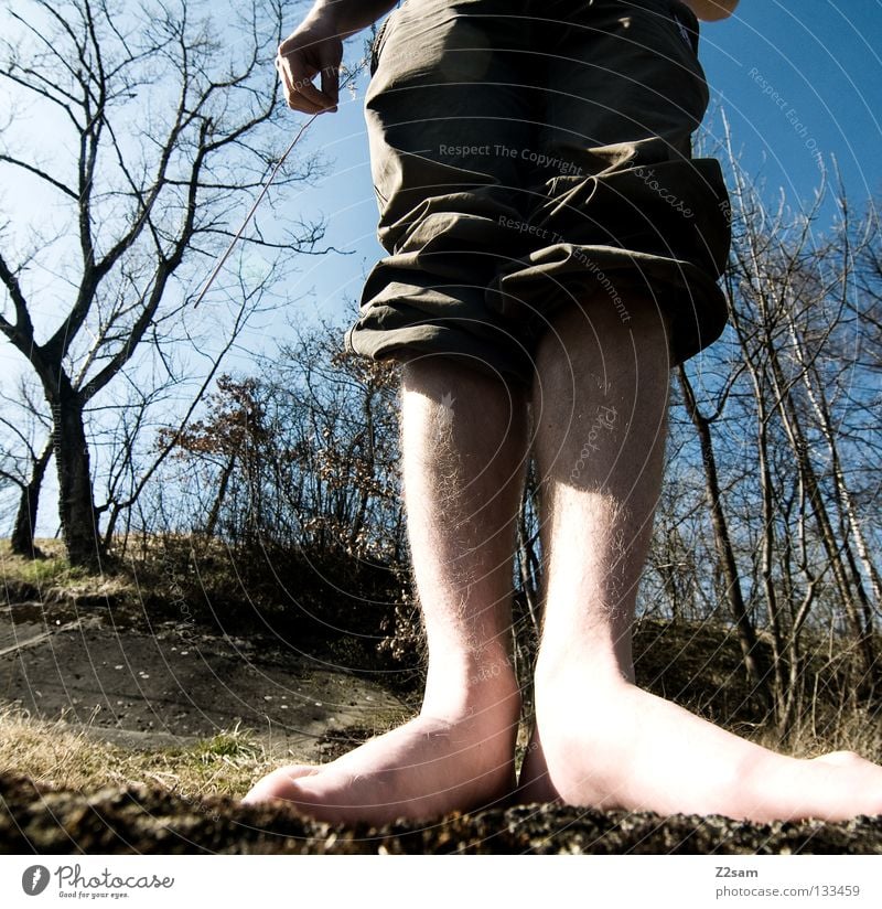 plattfußindianer stehen Hose Koloss groß Mann Hand Isar Baum 10 Gras Sommer kurz Fuß plattfüsse Perspektive Beine Mensch spetzl Natur Bodenbelag