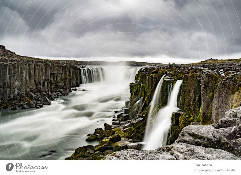 Godafoss Umwelt Natur Landschaft Urelemente Wasser Himmel Wolken schlechtes Wetter Wasserfall Hochebene Island nass trist wild weich grau Energie