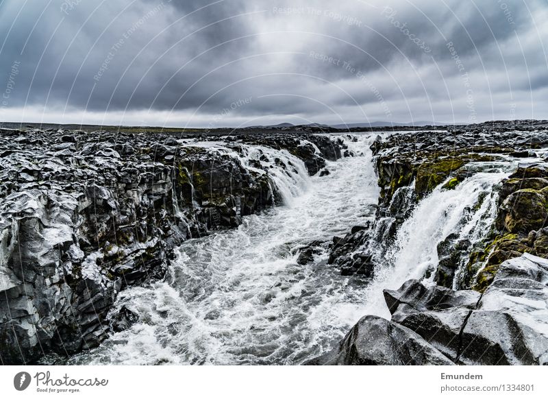 Hochland Umwelt Natur Landschaft Urelemente Wasser Himmel Wolken schlechtes Wetter Flussufer Wasserfall Island Europa nass wild grau Menschenleer frei
