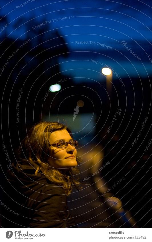 Nachtportrait Straßenbeleuchtung Licht Porträt Frau Dame Brille Jacke dunkel unheimlich Erwartung Lippen Verkehrswege schön Abend Mensch Blick Kopf