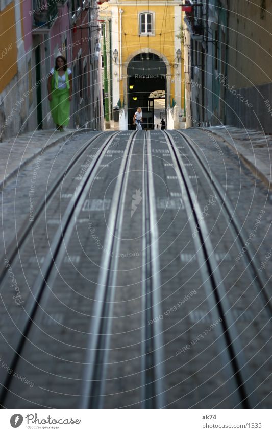 Bergab Lissabon Gleise Straßenbahn parallel Verkehr Linie