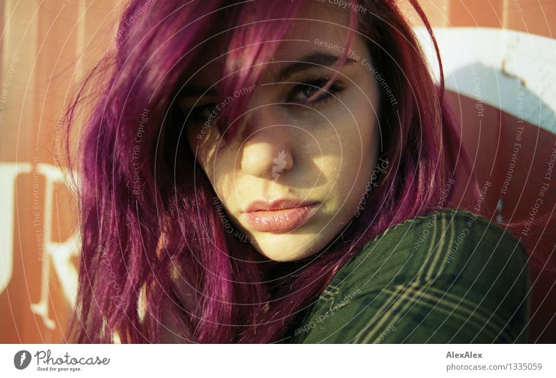 drama Flirten Junge Frau Jugendliche Gesicht Auge Lippen 18-30 Jahre Erwachsene Streifenkaro langhaarig violett beobachten Kommunizieren ästhetisch authentisch