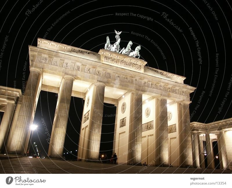 Brandenburger Tor bei Nacht Pariser Platz Pferd Stimmung historisch Berlin