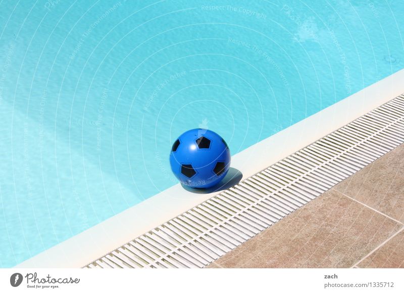 künstliches Becken Wellness Schwimmbad Schwimmen & Baden Freizeit & Hobby Spielen Sommer Sommerurlaub Ballsport Wasser Spielzeug Sport nass blau Freude Fußball