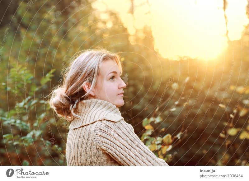 besonnen Mensch feminin Junge Frau Jugendliche Erwachsene Leben 1 18-30 Jahre 30-45 Jahre Natur Sonnenaufgang Sonnenuntergang Sonnenlicht Pullover