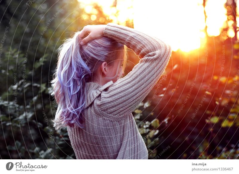 das Licht genießen Lichterscheinung Natur Umwelt Frau Jugendliche Junge Frau violett Haare & Frisuren Haarfarbe langhaarig außergewöhnlich Sonnenuntergang