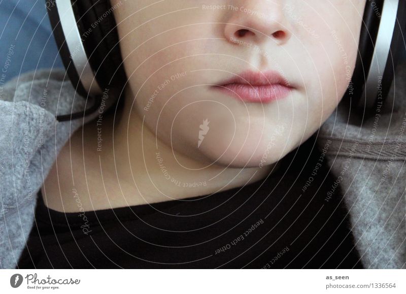 Musikgenuss MP3-Player Radiogerät Kopfhörer Unterhaltungselektronik Fortschritt Zukunft Junge Familie & Verwandtschaft Kindheit Leben Ohr Nase Mund Jugendkultur