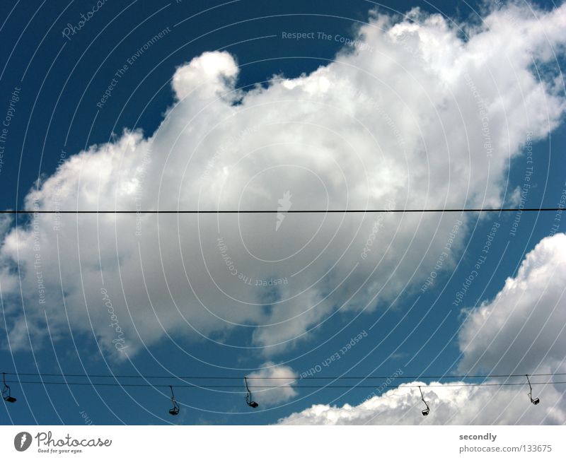 alltagstrab Wolken leer Himmel Linie Alltagsfotografie Sesselbahn Wolkenbild horizontal