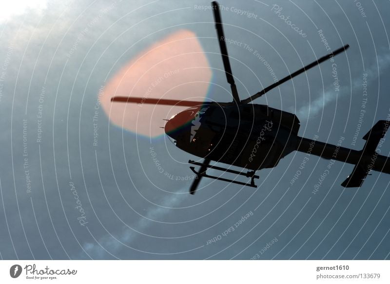 Action Hubschrauber Überwachung Aktion Gegenlicht Luft tief Flucht verfolgen Fluggerät Öffentlicher Dienst Macht Luftverkehr Heli Schraubhuber Einsatz