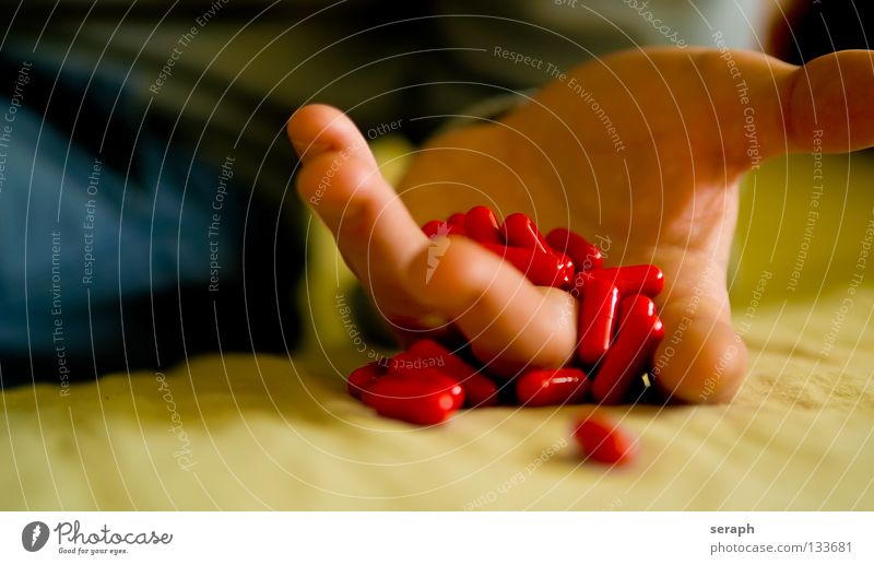 Vergiftung Abhängigkeit Medikament Tablette betäuben betäubt ohnmächtig Rauschmittel Drogenrausch Drogenkonsument Finger Hand Kapsel Missbrauch Notfall