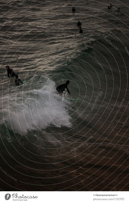 Gefährliche Brandung 3 Surfer Meer Wellen Strand Surfbrett Surfen Wasser Funsport Ocean Sea Wildwasser ride Wetsuit wave