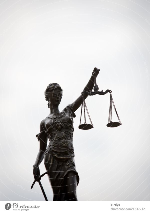 Justitia, Symbolfigur für Gerechtigkeit und die Gerichtsbarkeit feminin Skulptur Himmel Wolken Waage Figur festhalten ästhetisch elegant dünn grau