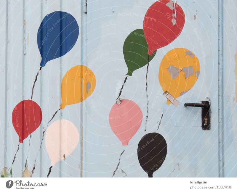 9 Luftballons + 1 Heftpflaster Tür Griff Graffiti fliegen Fröhlichkeit Zusammensein einzigartig rund mehrfarbig Gefühle Stimmung Freude Farbe Kreativität