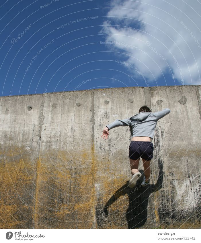 THE WALL | FLASH Wand Beton Mann maskulin hüpfen springen Schweben Glas links Detailaufnahme Funsport Jugendliche laufen rennen Mensch sportlich fallen fliegen