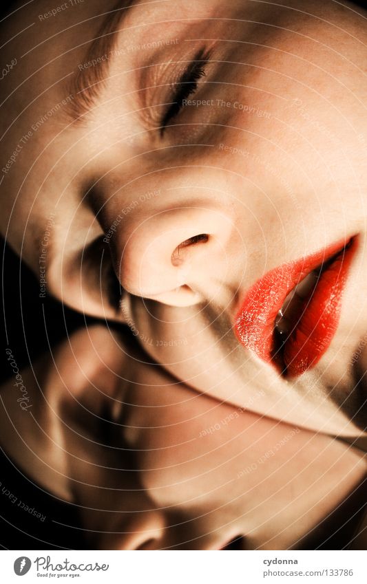 Zusammen träumen Frau stehen Gedanke Zeit Gefühle wahrnehmen Stil Lippen bleich Auslöser Sinnesorgane Erkenntnis Spiegel Spiegelbild Blick Perspektive