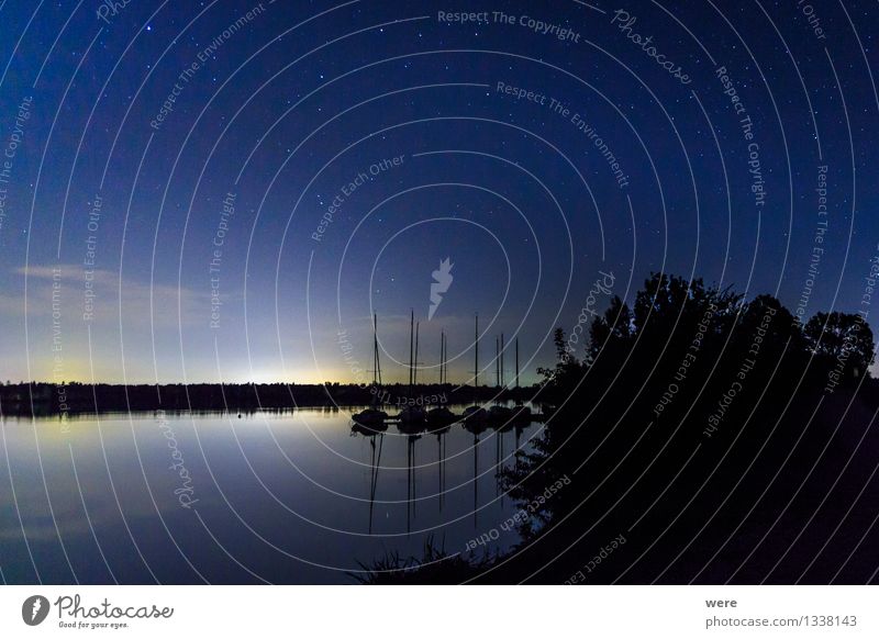 Abends am See Umwelt Natur Landschaft Himmel Nachthimmel Stern Seeufer Observatorium schlafen Schutz Geborgenheit ruhig Sehnsucht Fernweh Einsamkeit Astronaut