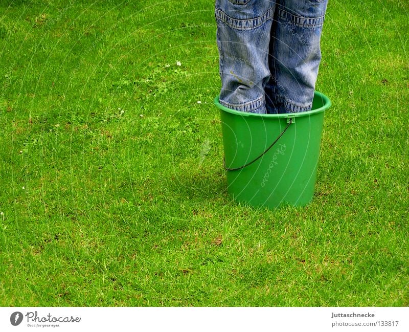 Topfpflanze winterhart Kind Junge Kübel Eimer Gras Wiese grün Knie Wachstum Reifezeit Frühling Sommer Garten Park Beine Rasen Freude drinstehen Füße waschen