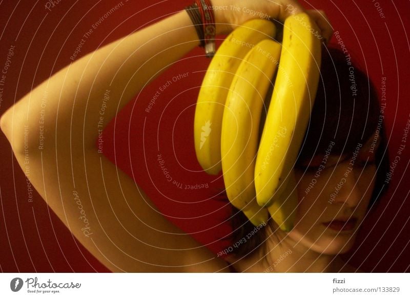 bananenkopf Banane rot gelb Frau Trauer Frucht Arme Traurigkeit hell