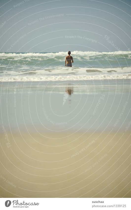mädchen an einem einsamen strand mit wellen Strand Sand Wasser Meer Flut Wellen Kind Mädchen Schwimmen & Baden Reflexion & Spiegelung Ferien & Urlaub & Reisen