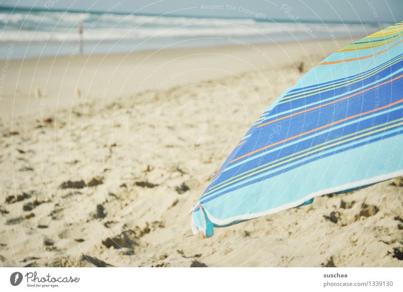 sonne + schirm = sonnenschirm sand strand meer wasser wellen stoff gestreift urlaub ferien sommer erholung
