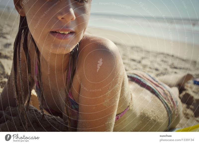 tag am strand III Kind Mädchen Gesicht Haut liegen Sonnenbad Erholung Ferien & Urlaub & Reisen Sand Strand Meer Wasser Wärme Bikini