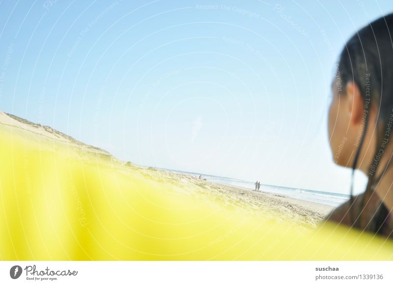 blau und gelb Meer Atlantik Strand Düne Himmel Kopf Kind Mädchen Luftmatratze Sommer Sonne Ferien & Urlaub & Reisen Schwimmen & Baden Erholung