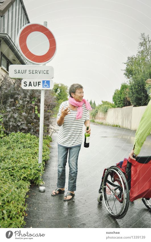 on the road again | sauf service Straße Frau Rollstuhl Französisch Frankreich Wortspiel Alkohol Flasche Wein Verkehrsschild Gehbehinderung Abholservice