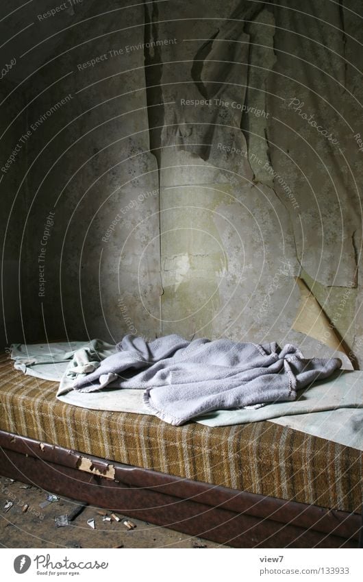 Schlafplätzchen Bett Ruine Müll schädlich Zufluchtsort Asozialer Kinderbett Sofa schlafen Raum Wand Tapete Muster entdecken Obdachlose obdachlos Heimat