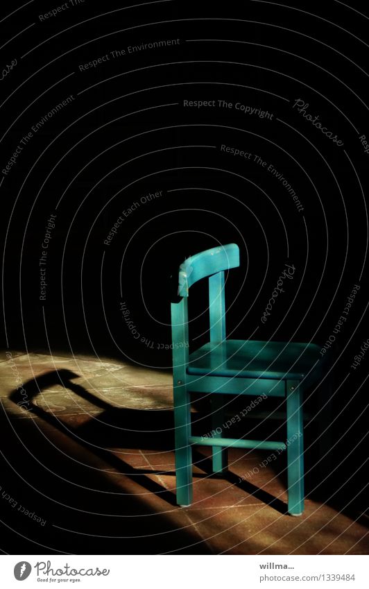 Leerer türkiser Kinderstuhl im Licht Stuhl klein Schatten Schattenspiel Schattenseite unbesetzt besetzen frei Menschenleer Textfreiraum oben