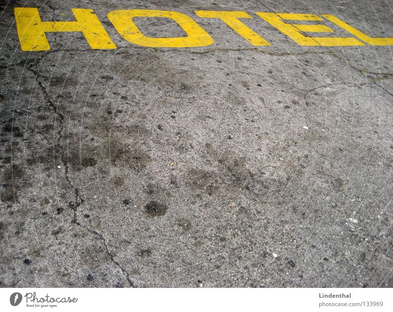 HOTEL Hotel gelb schlafen Teer Buchstaben Schriftzeichen Straße uppercase