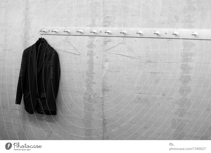 der letzte macht das licht aus Mauer Wand Mode Bekleidung Jacke Kleiderhaken Kleiderbügel Dienstleistungsgewerbe Schwarzweißfoto Innenaufnahme Menschenleer