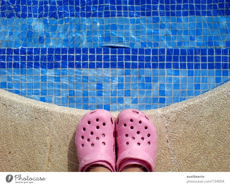 abgrundtief* Schwimmbad Ferien & Urlaub & Reisen Schuhe Gummi Mallorca rosa Am Rand stehen gefährlich Wasser Treppe blau Bogen Schwimmen & Baden