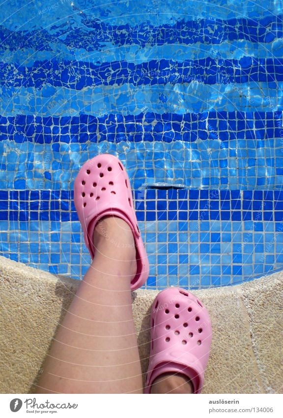 abgrundtief** Schwimmbad Ferien & Urlaub & Reisen Schuhe Gummi Mallorca rosa Am Rand stehen gefährlich Wasser Treppe blau Bogen Schwimmen & Baden