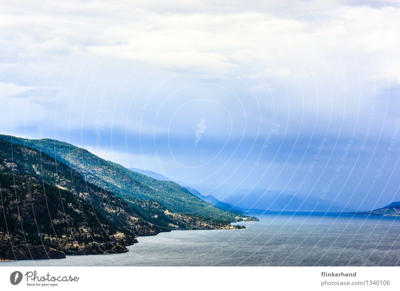 einsame insel Wasser Wolken Horizont Berge u. Gebirge See Okanagan See Kanada British Columbia Nordamerika Menschenleer träumen Ferne Traumstimmung Phantasie