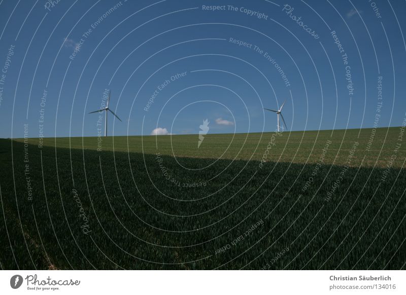 saubere Energie I Windkraftanlage Elektrizität ökologisch Erneuerbare Energie umweltfreundlich Windgeschwindigkeit Zukunft Wolken Wiese Feld Zwilling Grobian