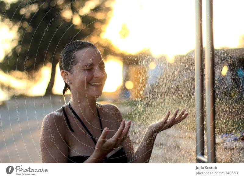 Duschen feminin Frau Erwachsene Freundschaft 1 Mensch 30-45 Jahre Wasser Wassertropfen Sommer Wärme Baum Bucht Meer Bikini Ohrringe brünett kurzhaarig lachen