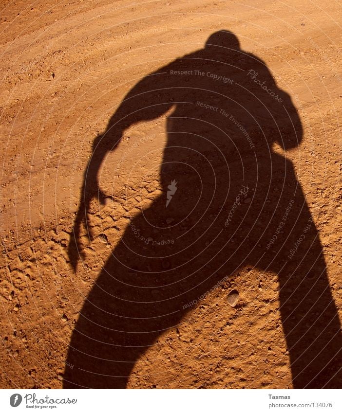 Schneller Schatten [Links] Sonne Erde Sand Wüste Krallen kämpfen Wut Ärger bereit Duell Anspannung Wilder Westen Zigarettenmarke Monster Mars Sureal duellieren